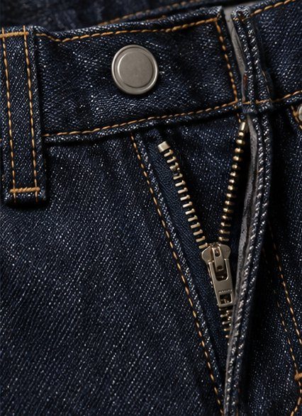 Detail der Denim Jorts in Dunkelblau